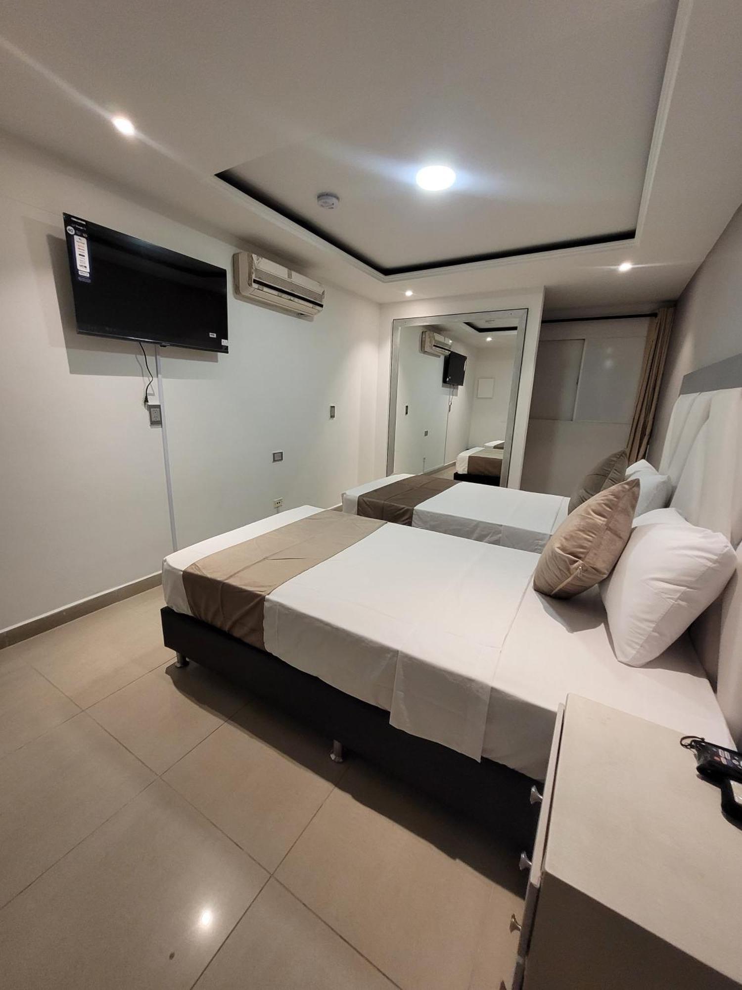 Hotel Med 33 Медельин Экстерьер фото