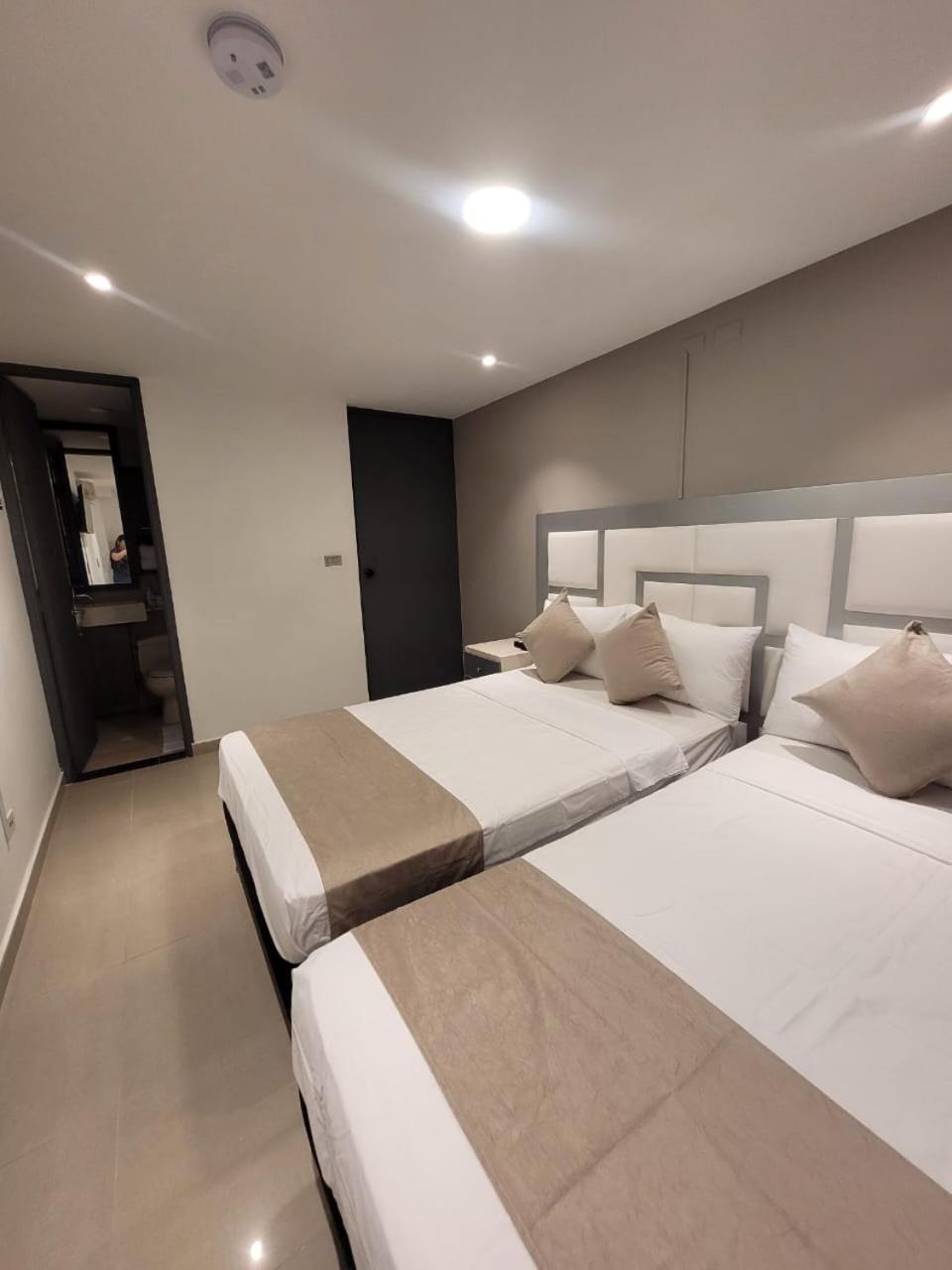 Hotel Med 33 Медельин Экстерьер фото